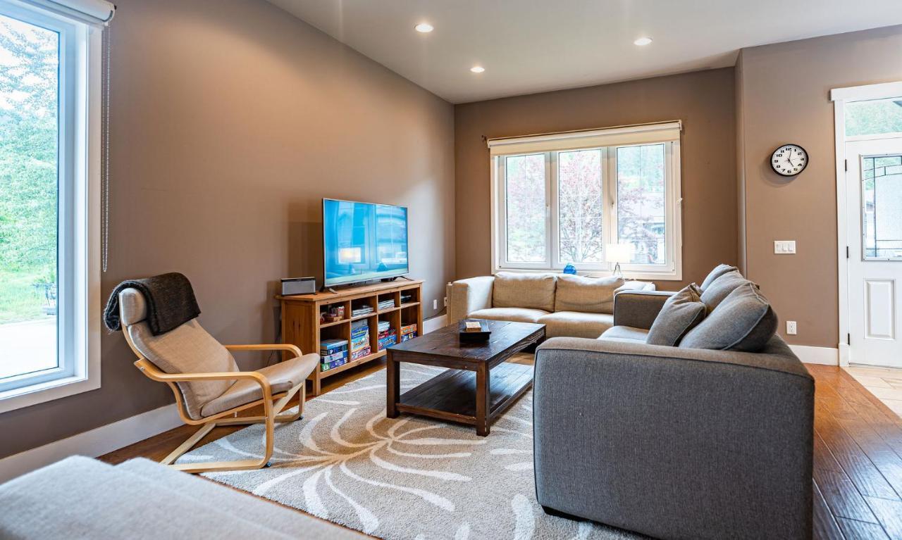 Aspen Lodge By Revelstoke Vacations Exterior photo
