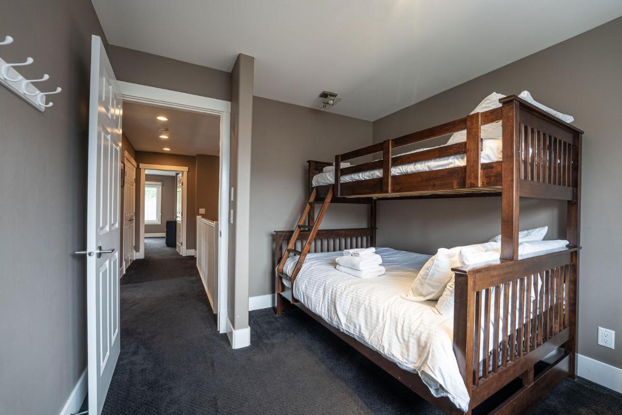 Aspen Lodge By Revelstoke Vacations Exterior photo