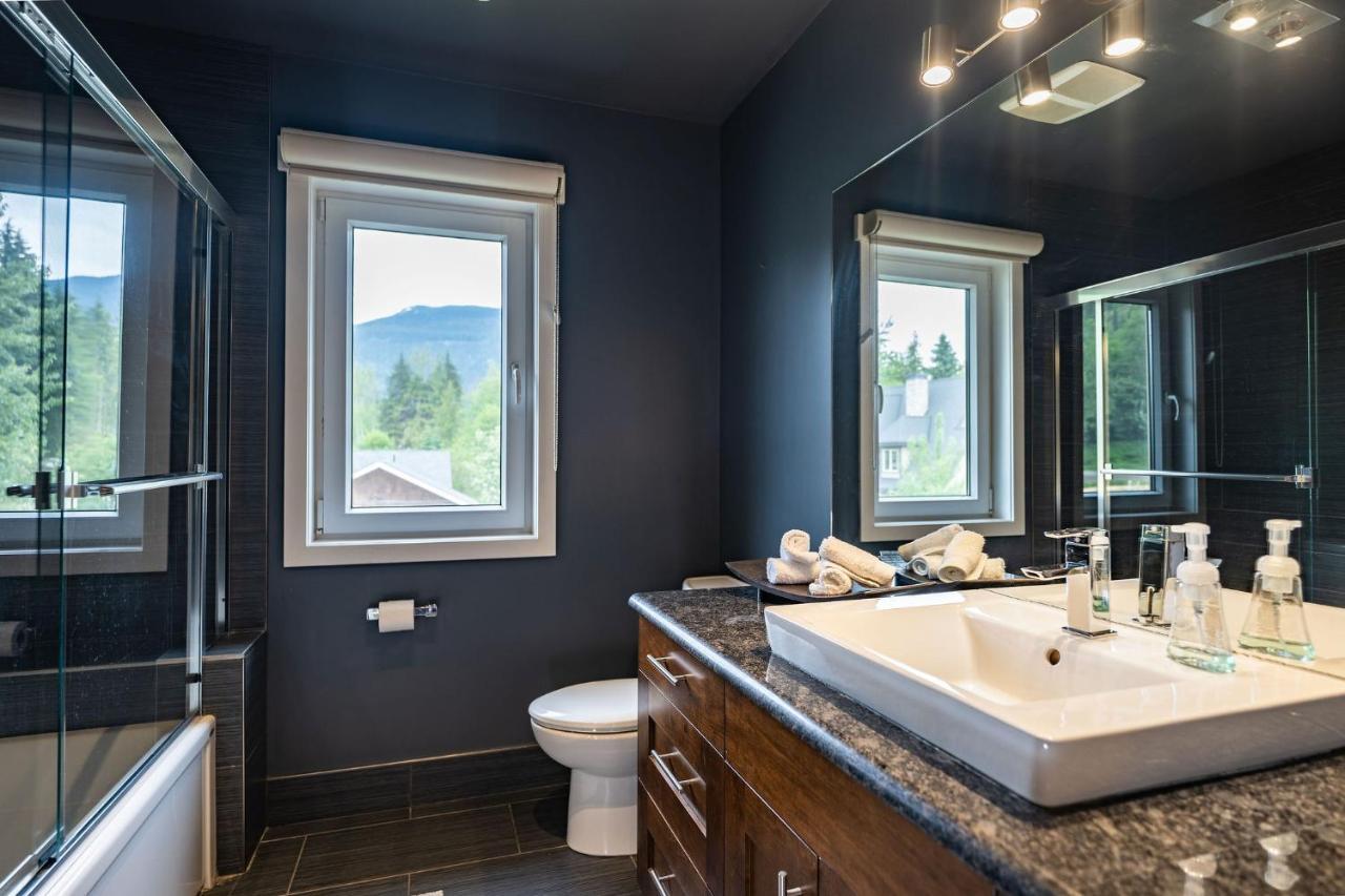 Aspen Lodge By Revelstoke Vacations Exterior photo